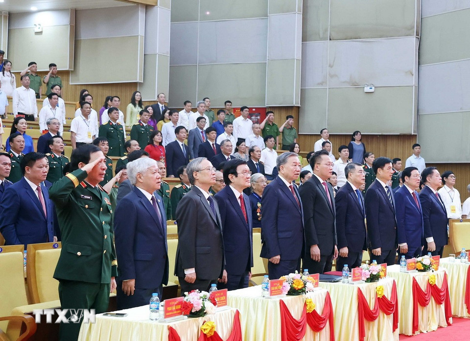 Tổng Bí thư Tô Lâm cùng các đồng chí lãnh đạo, nguyên lãnh đạo Đảng, Nhà nước dự lễ kỷ niệm. Ảnh: TTXVN.