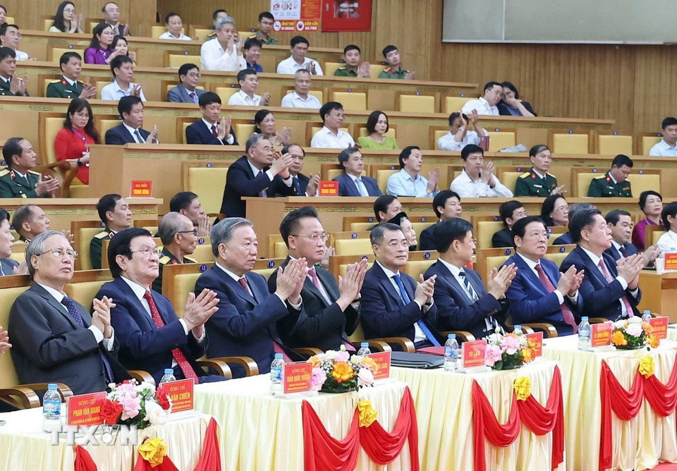 Tổng Bí thư Tô Lâm cùng các đồng chí lãnh đạo, nguyên lãnh đạo Đảng, Nhà nước dự lễ kỷ niệm. Ảnh: TTXVN.