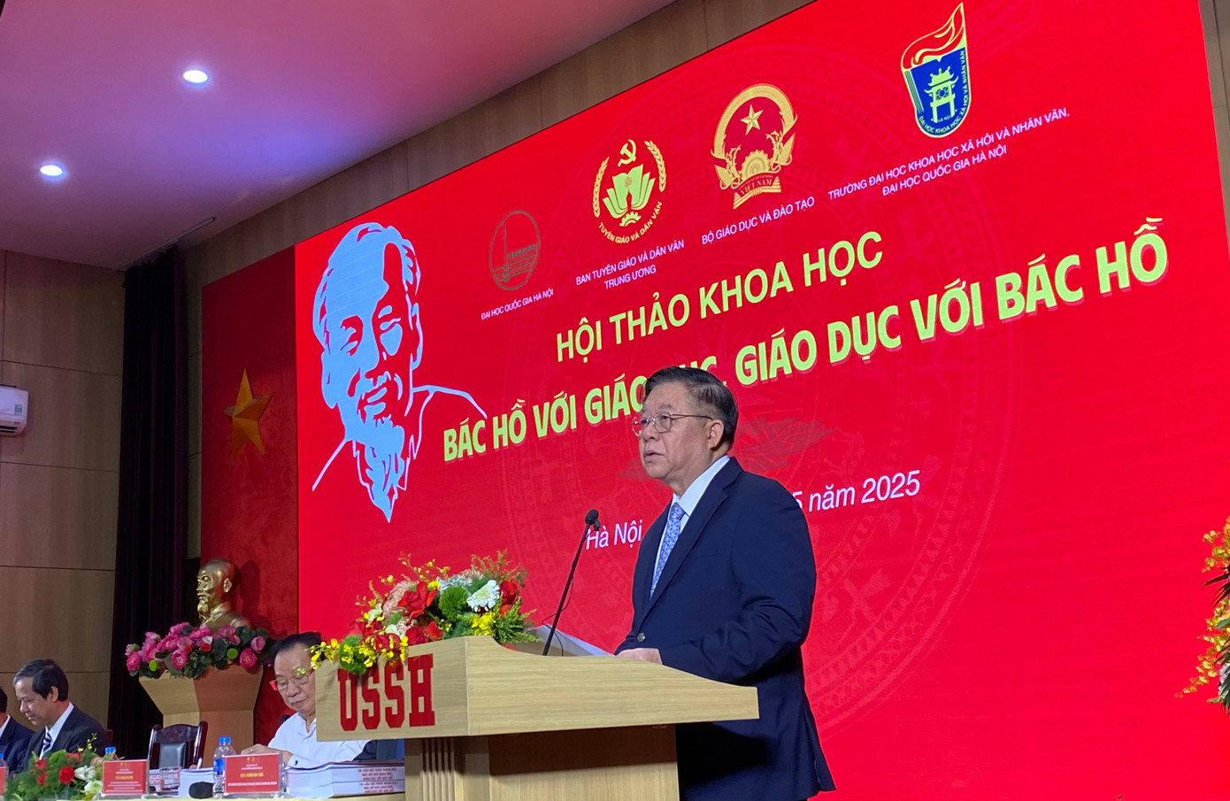 Ông Nguyễn Trọng Nghĩa - Ủy viên Bộ Chính trị, Bí thư Trung ương Đảng, Trưởng Ban Tuyên giáo và Dân vận Trung ương phát biểu tại hội thảo. Ảnh: TP.