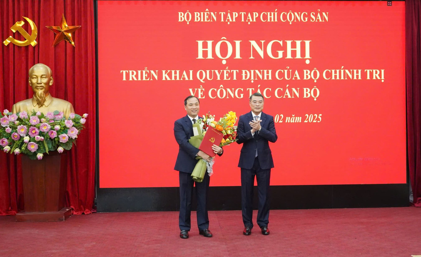 Trưởng Ban Tổ chức Trung ương Lê Minh Hưng trao quyết định và tặng hoa chúc mừng ông Hoàng Trung Dũng. Ảnh: TP.