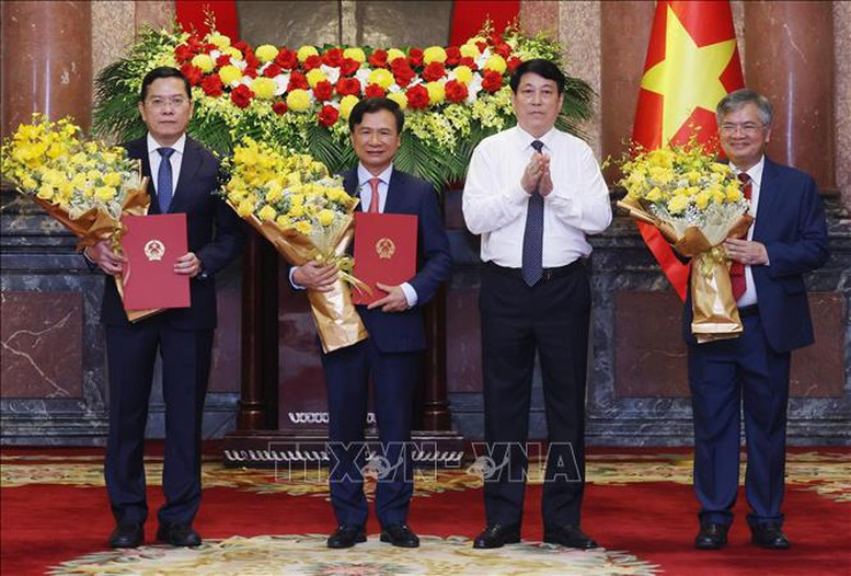 Chủ tịch nước Lương Cường trao quyết định bổ nhiệm và tặng hoa chúc mừng các Phó chủ nhiệm Văn phòng Chủ tịch nước. Ảnh: TTXVN.