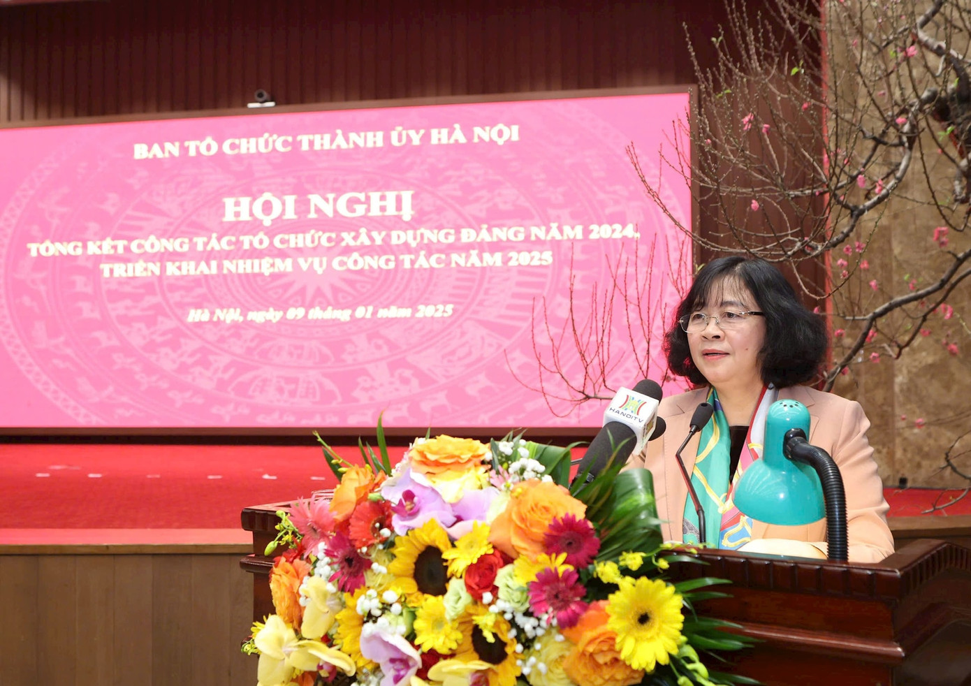 Bí thư Thành ủy Hà Nội Bùi Thị Minh Hoài phát biểu tại hội nghị. Ảnh: Viết Thành.