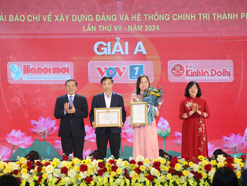 Bí thư Thành ủy Hà Nội Bùi Thị Minh Hoài và Phó trưởng ban thường trực Ban Tuyên giáo và Dân vận Trung ương Lại Xuân Môn trao giải A cho các tác giả. Ảnh: PV.