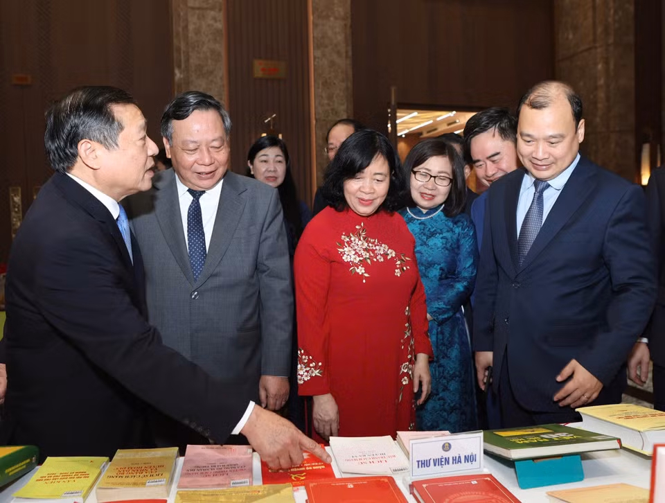 Bí thư Thành ủy Hà Nội Bùi Thị Minh Hoài và các đại biểu bộ, ngành Trung ương, thành phố Hà Nội tham quan triển lãm sách bên lề buổi lễ. Ảnh: PV. Bí thư Thành ủy Hà Nội Bùi Thị Minh Hoài và các đại biểu bộ, ngành Trung ương, thành phố Hà Nội tham quan triển lãm sách bên lề buổi lễ. Ảnh: PV.