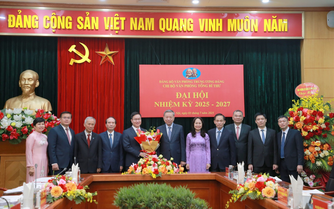 Tổng Bí thư Tô Lâm, các đại biểu chụp ảnh lưu niệm tại đại hội.