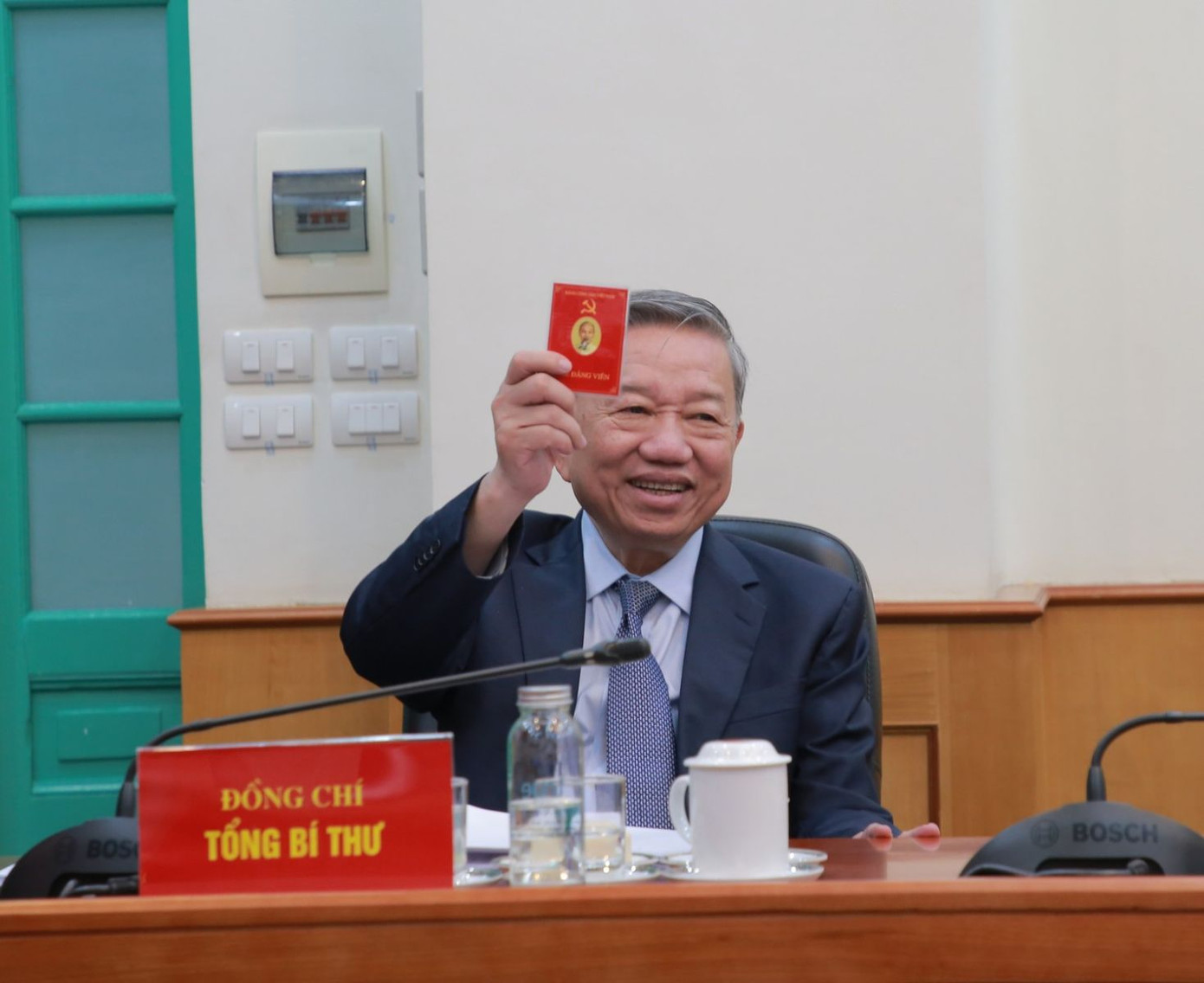 Tổng Bí thư Tô Lâm biểu quyết thông qua chương trình đại hội. Ảnh:Dangcongsan.