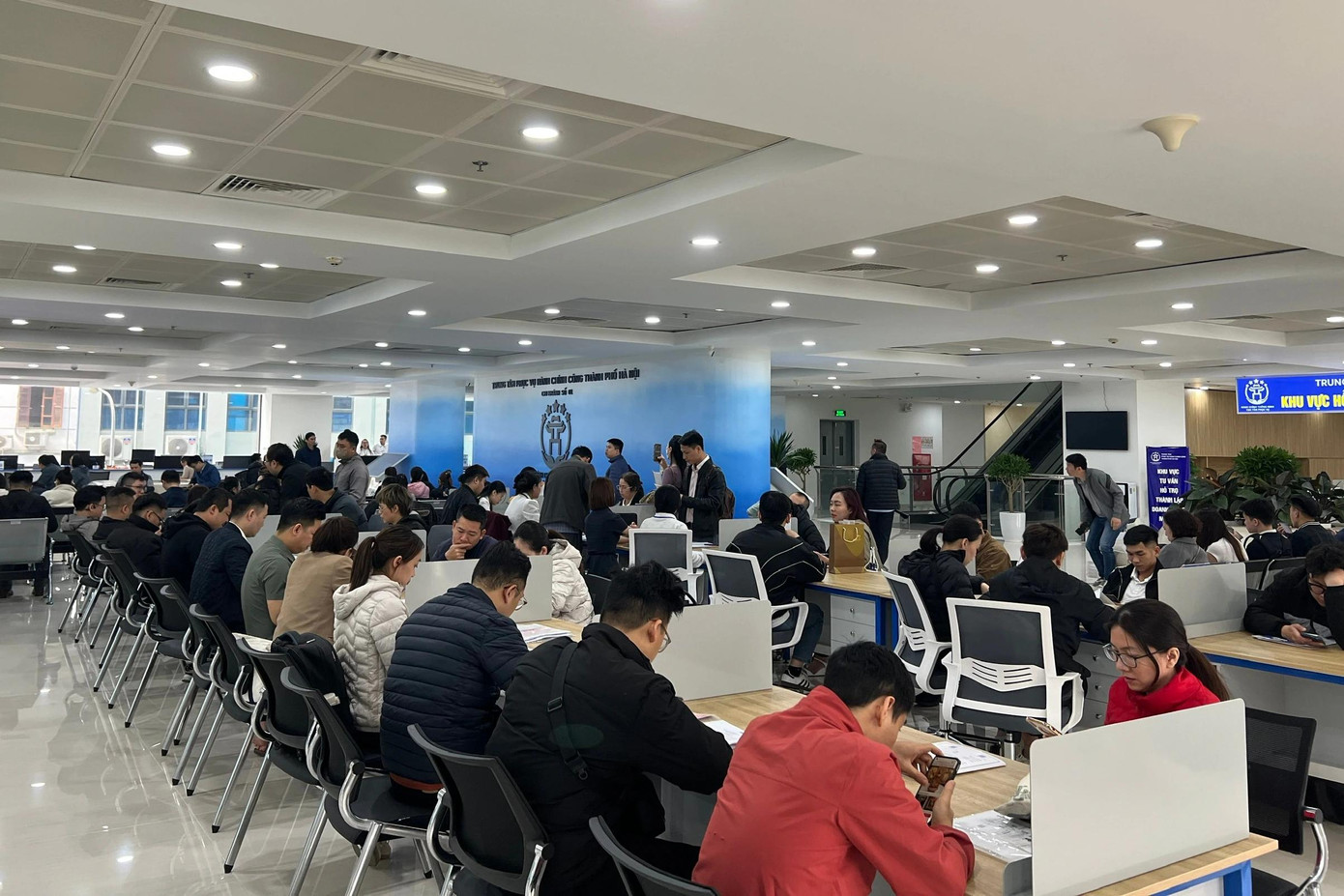 Người dân thực hiện thủ tục hành chính công tại Hà Nội. Ảnh: Báo Thanh niên. Người dân thực hiện thủ tục hành chính công tại Hà Nội. Ảnh: Báo Thanh niên.