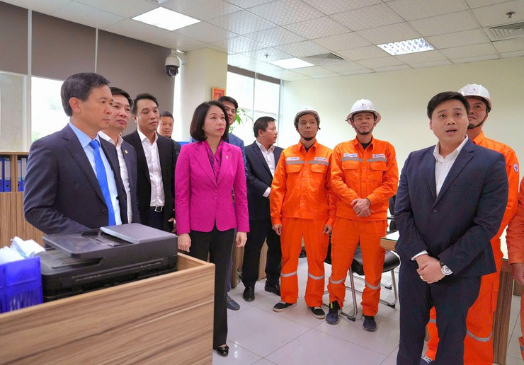 Phó Chủ tịch UBND thành phố Hà Nội Vũ Thu Hà thăm và chúc Tết cán bộ, nhân viên Công ty Điện lực Nam Từ Liêm nhân dịp Tết Nguyên đán Ất Tỵ 2025. Ảnh: PV. Phó Chủ tịch UBND thành phố Hà Nội Vũ Thu Hà thăm và chúc Tết cán bộ, nhân viên Công ty Điện lực Nam Từ Liêm nhân dịp Tết Nguyên đán Ất Tỵ 2025. Ảnh: PV.