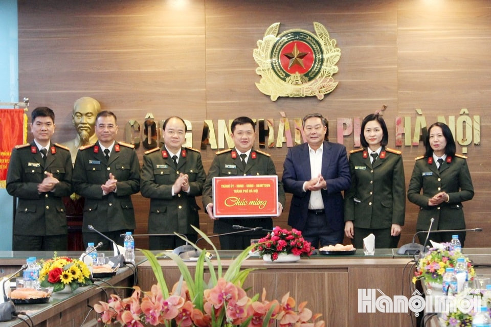 Phó Chủ tịch Thường trực UBND thành phố Hà Nội Lê Hồng Sơn chúc Tết cán bộ, chiến sĩ Phòng An ninh chính trị nội bộ (Công an thành phố Hà Nội). Ảnh: HNM. Phó Chủ tịch Thường trực UBND thành phố Hà Nội Lê Hồng Sơn chúc Tết cán bộ, chiến sĩ Phòng An ninh chính trị nội bộ (Công an thành phố Hà Nội). Ảnh: HNM.