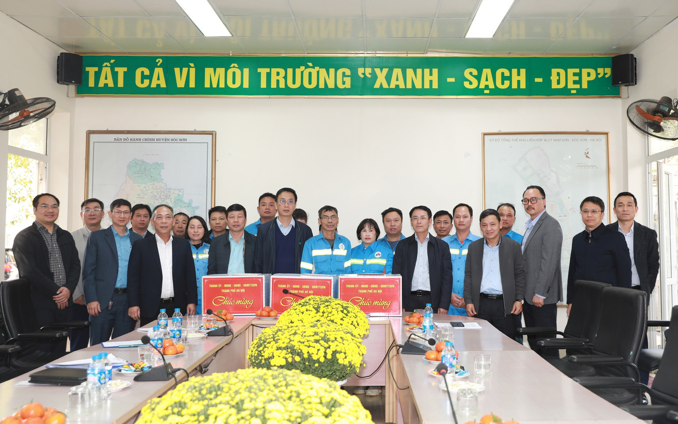 Phó Chủ tịch UBND thành phố Nguyễn Trọng Đông đã tới thăm, động viên, chúc Tết các cán bộ, công nhân môi trường đang làm việc tại Khu liên hợp xử lý chất thải Nam Sơn. Ảnh: PV. Phó Chủ tịch UBND thành phố Nguyễn Trọng Đông đã tới thăm, động viên, chúc Tết các cán bộ, công nhân môi trường đang làm việc tại Khu liên hợp xử lý chất thải Nam Sơn. Ảnh: PV.