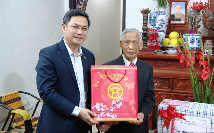 Phó Chủ tịch UBND thành phố Hà Nội Hà Minh Hải tặng quà Tết gia đình chính sách nhân dịp Tết Nguyên đán Ất Tỵ 2025. Ảnh: PV. Phó Chủ tịch UBND thành phố Hà Nội Hà Minh Hải tặng quà Tết gia đình chính sách nhân dịp Tết Nguyên đán Ất Tỵ 2025. Ảnh: PV.