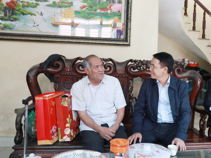 Phó Chủ tịch UBND thành phố Nguyễn Trọng Đông thăm, tặng quà gia đình chính sách trên địa bàn quận Cầu Giấy. Ảnh: PV. Phó Chủ tịch UBND thành phố Nguyễn Trọng Đông thăm, tặng quà gia đình chính sách trên địa bàn quận Cầu Giấy. Ảnh: PV.