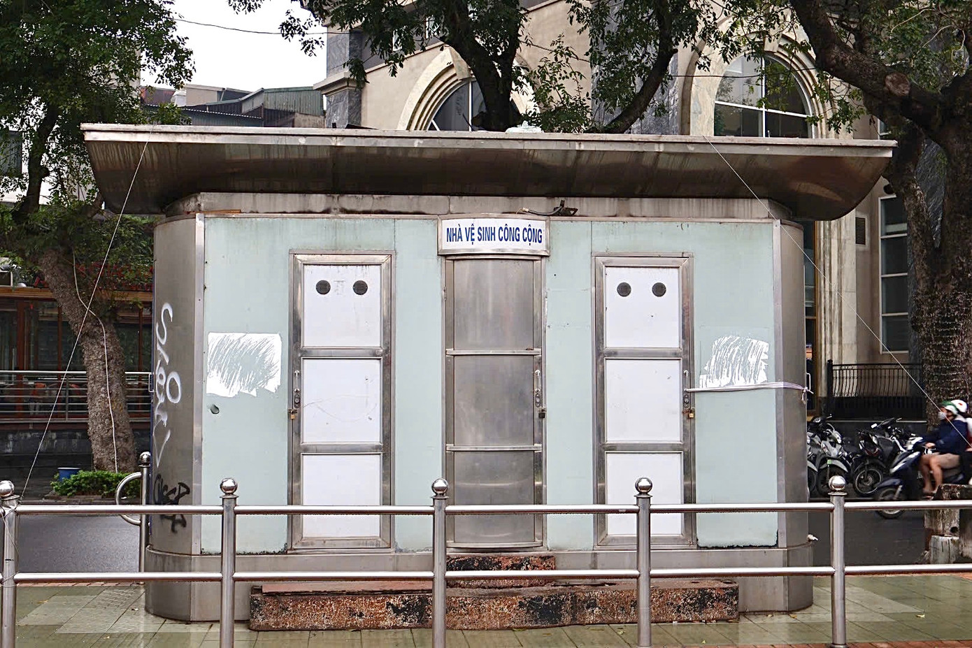 Không hiếm để bắt gặp hình ảnh những nhà vệ sinh công cộng bị bỏ hoang hoặc "cửa đóng then cài" ở Hà Nội. Ảnh: Hồng Ngọc.