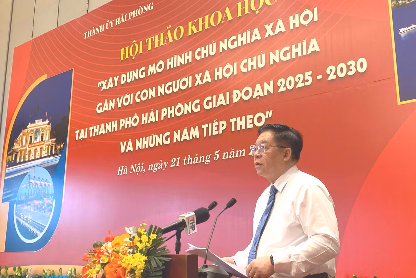 Uỷ viên Bộ Chính trị, Bí thư Trung ương Đảng, Trưởng Ban Tuyên giáo và Dân vận Trung ương Nguyễn Trọng Nghĩa phát biểu tại hội thảo. Ảnh: TP.