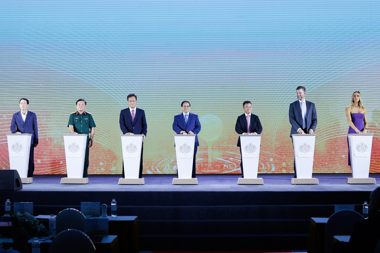 Thủ tướng và các đại biểu thực hiện nghi thức khởi công. Ảnh: VGP.