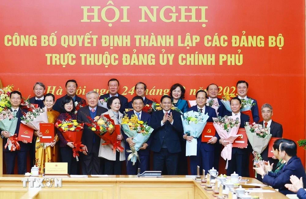 Thủ tướng Phạm Minh Chính trao quyết định cho các Đảng bộ trực thuộc Đảng uỷ Chính phủ. Ảnh: TTXVN. Thủ tướng Phạm Minh Chính trao quyết định cho các Đảng bộ trực thuộc Đảng uỷ Chính phủ. Ảnh: TTXVN.