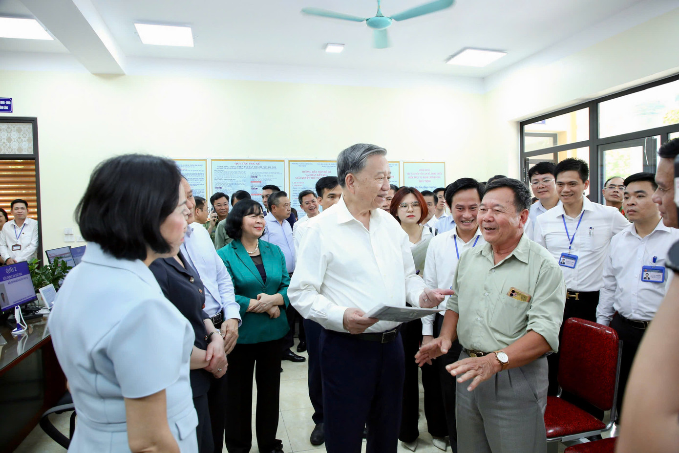 Chiều 1/7, Tổng Bí thư Tô Lâm và đoàn công tác Trung ương, TP Hà Nội đã đến thăm, kiểm tra hoạt động của chính quyền địa phương hai cấp tại xã Phúc Thịnh. Trong ảnh, Tổng Bí thư Tô Lâm trao đổi với người dân và chính quyền xã Phúc Thịnh. Ảnh: Như Ý.