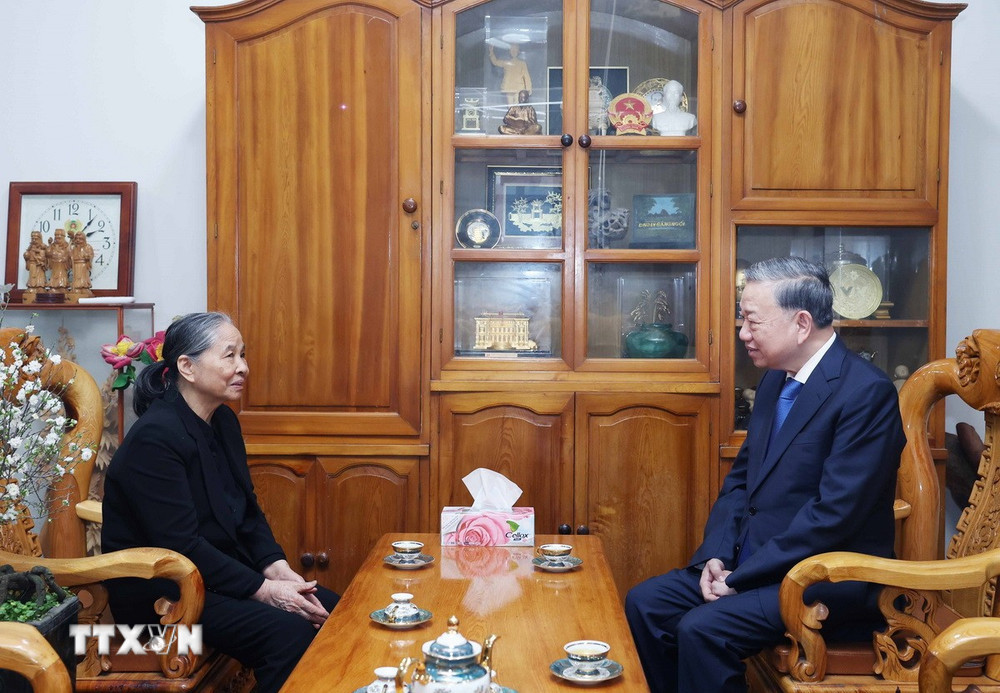 Tổng Bí thư Tô Lâm ân cần thăm hỏi tình hình sức khỏe của bà Ngô Thị Mận, Phu nhân cố Tổng Bí thư Nguyễn Phú Trọng. Ảnh: TTXVN.
