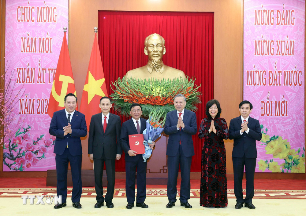 Tổng Bí thư Tô Lâm trao quyết định của Bộ Chính trị thành lập Đảng bộ các cơ quan Đảng Trung ương, ngày 3/2. Ảnh: TTXVN. Tổng Bí thư Tô Lâm trao quyết định của Bộ Chính trị thành lập Đảng bộ các cơ quan Đảng Trung ương, ngày 3/2. Ảnh: TTXVN.