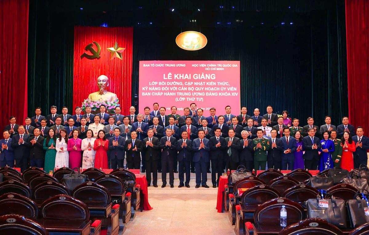 Các đại biểu chụp ảnh lưu niệm cùng các học viên lớp bồi dưỡng. Ảnh: TTXVN. Các đại biểu chụp ảnh lưu niệm cùng các học viên lớp bồi dưỡng. Ảnh: TTXVN.