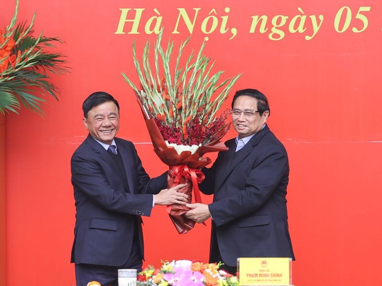 Ủy viên Bộ Chính trị, Thường trực Ban Bí thư Trần Cẩm Tú tặng hoa chúc mừng Thủ tướng Chính phủ Phạm Minh Chính được Bộ Chính trị chỉ định giữ chức vụ Bí thư Đảng ủy Chính phủ nhiệm kỳ 2020 - 2025. Ảnh: VGP.