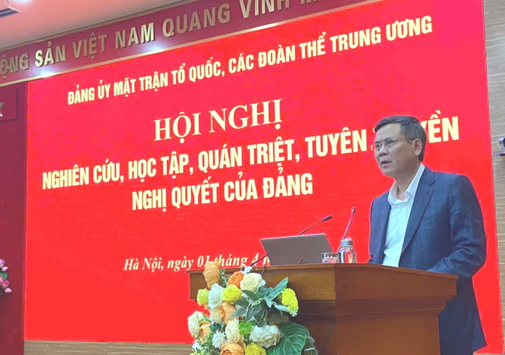 Phó Bí thư Đảng uỷ MTTQ, các đoàn thể Trung ương Trần Thắng phát biểu tại hội nghị. Ảnh: TP.