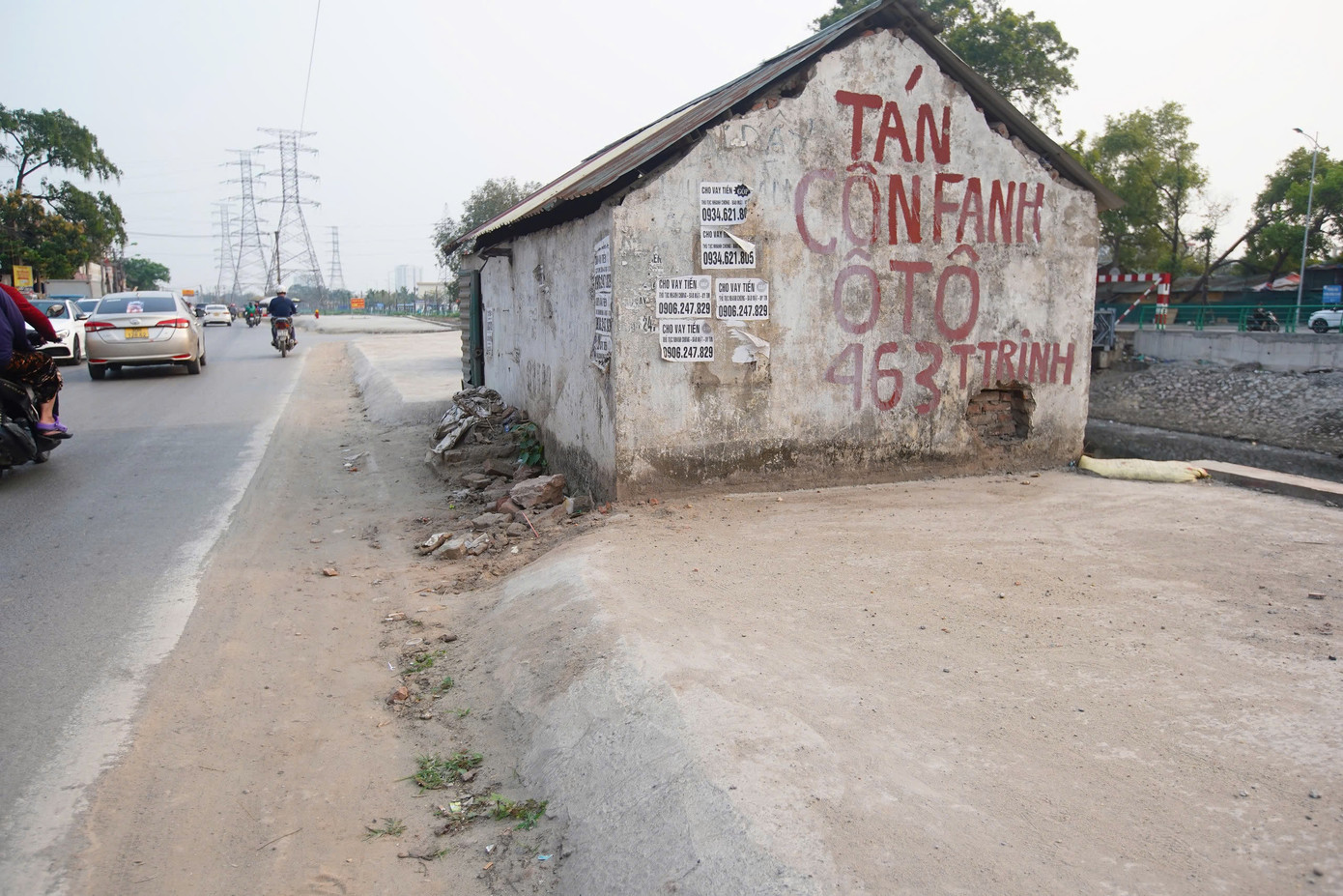 Một số vị trí thi công bị ngắt quãng, chưa hoàn thành toàn tuyến vỉa hè.