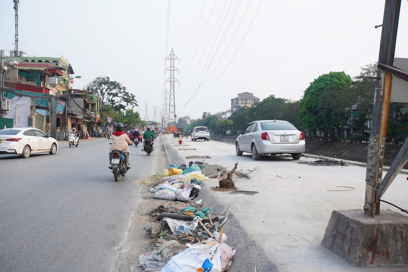 Hiện nay, theo ghi nhận của phóng viên, nhiều khu vực ở vỉa hè đường Tam Trinh thường xuyên trở thành nơi đỗ xe ô tô, tập kết rác thải.