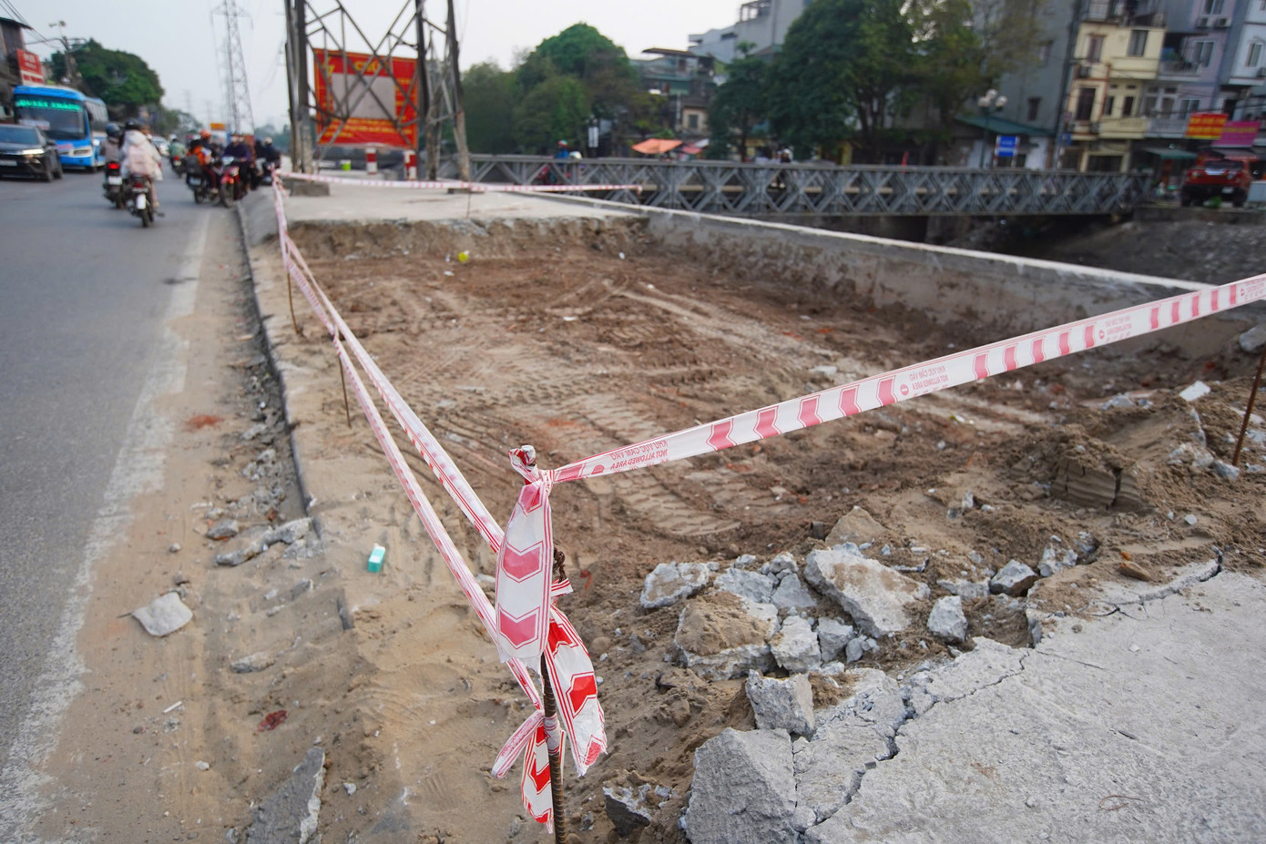 Một đoạn vỉa hè bị xới lên, dù mới hoàn thiện cách đây không lâu.