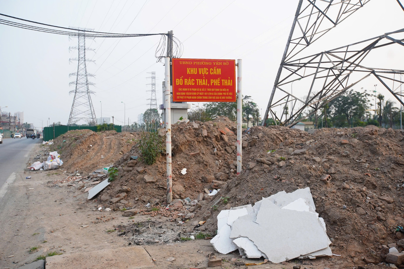 Nhiều vị trí vỉa hè vẫn là nơi tập kết đất...
