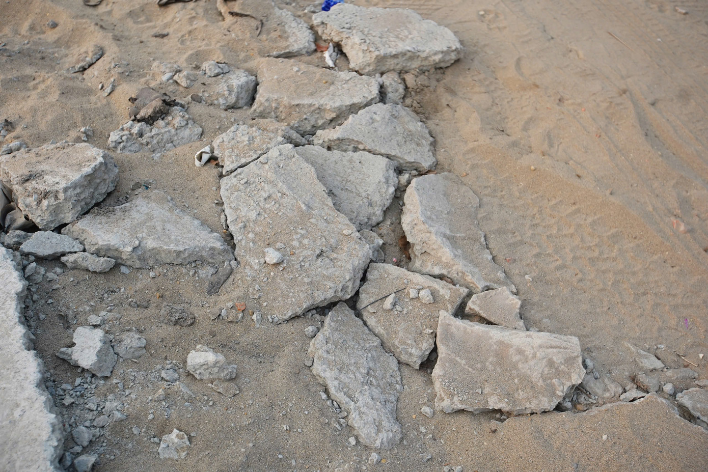 Nhiều đoạn vỉa hè bê tông bị vỡ vụn.