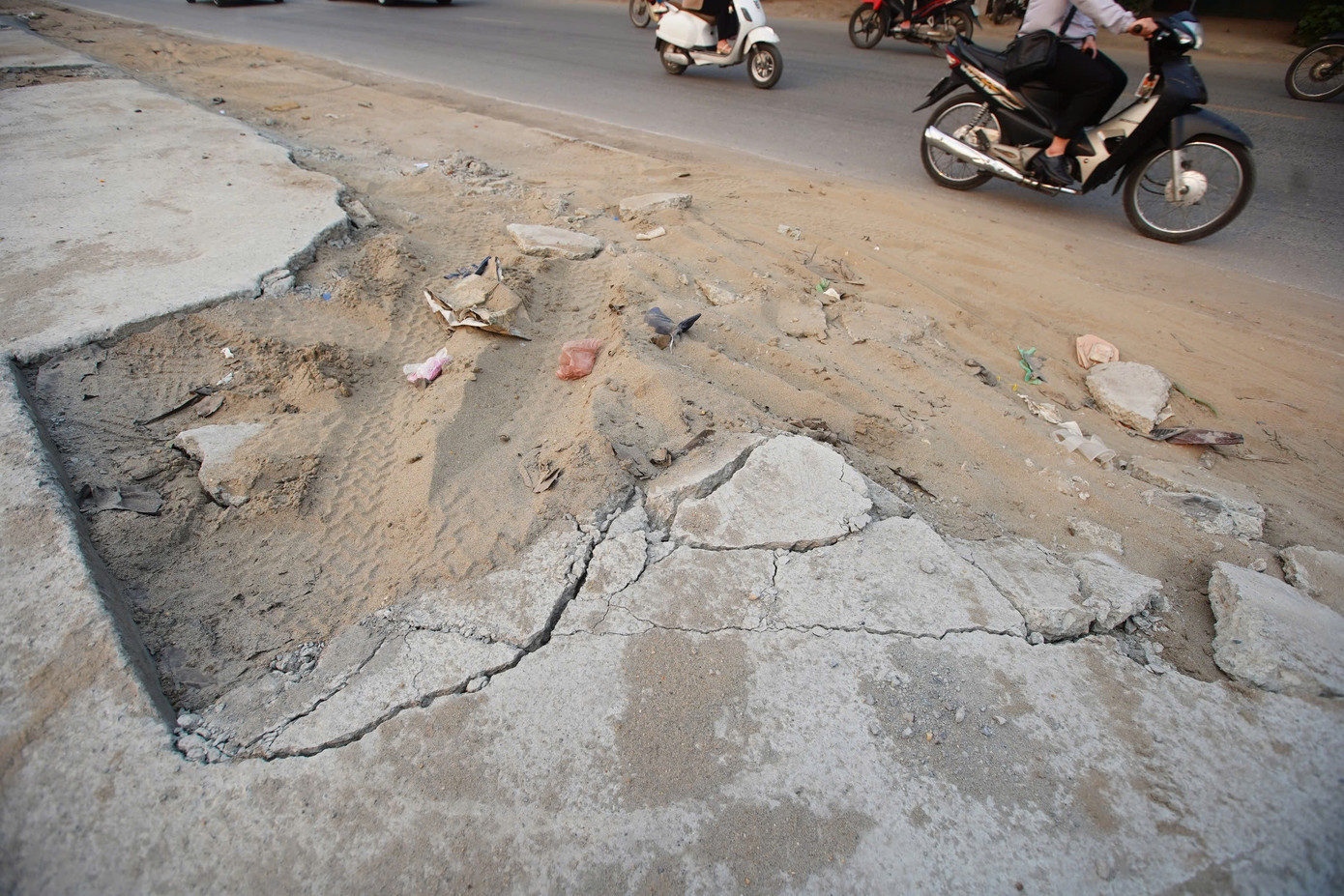 Nhiều đoạn vỉa hè bê tông bị vỡ vụn.