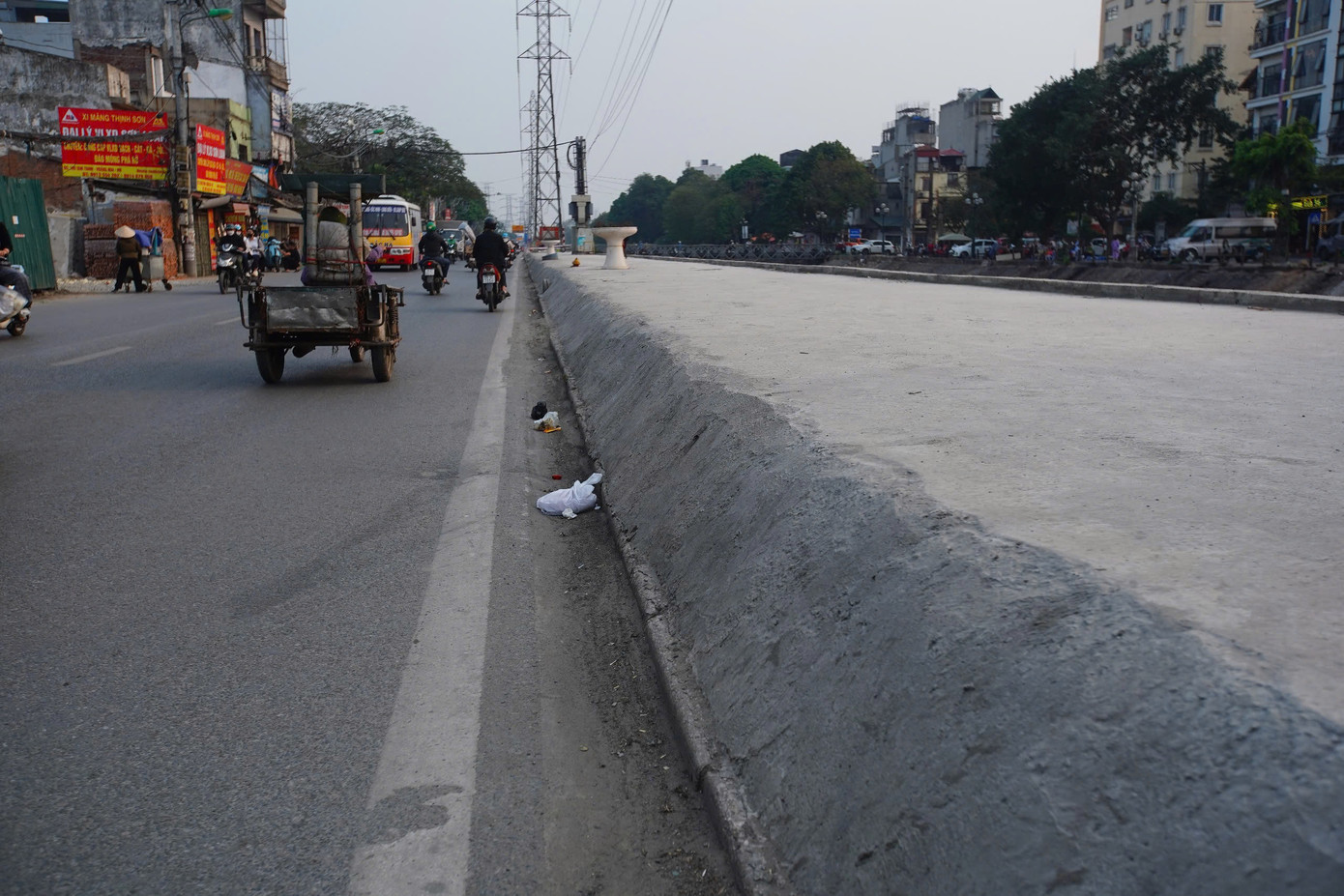 Từ tháng 8/2024, thực hiện dự án mở rộng đường Tam Trinh, nhiều cây xanh bị đánh chuyển, chặt hạ. Sau đó, vỉa hè đường Tam Trinh (phía giáp với bờ sông Kim Ngưu) được đổ bê tông khá dày, nhưng chưa hoàn thiện, chưa trồng cây xanh.