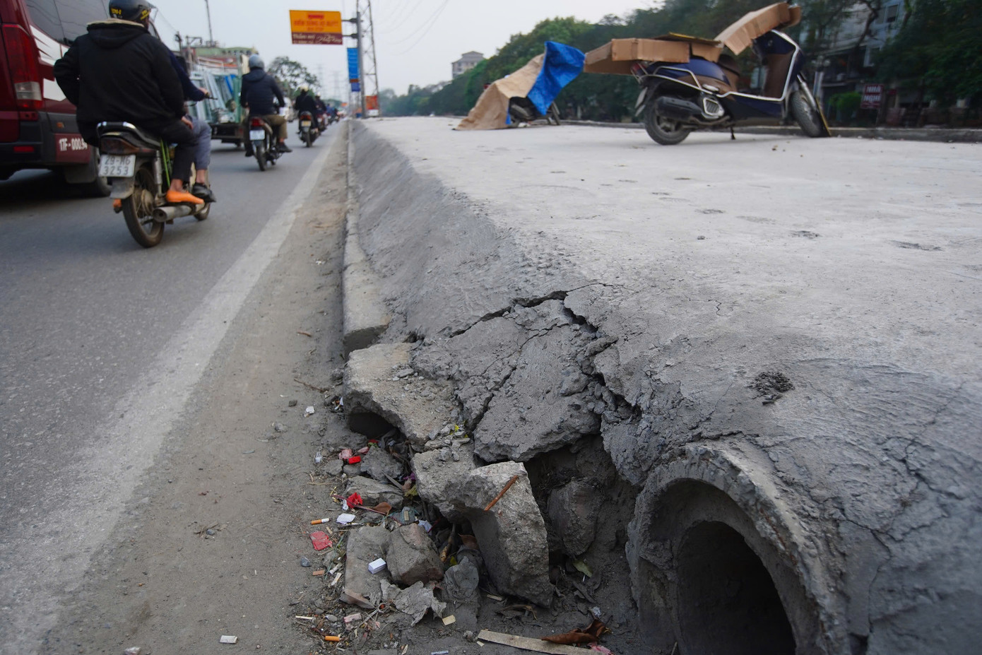 Đáng chú ý, nhiều đoạn vỉa hè dù mới được hoàn thiện đã bắt đầu hư hỏng, bong tróc.