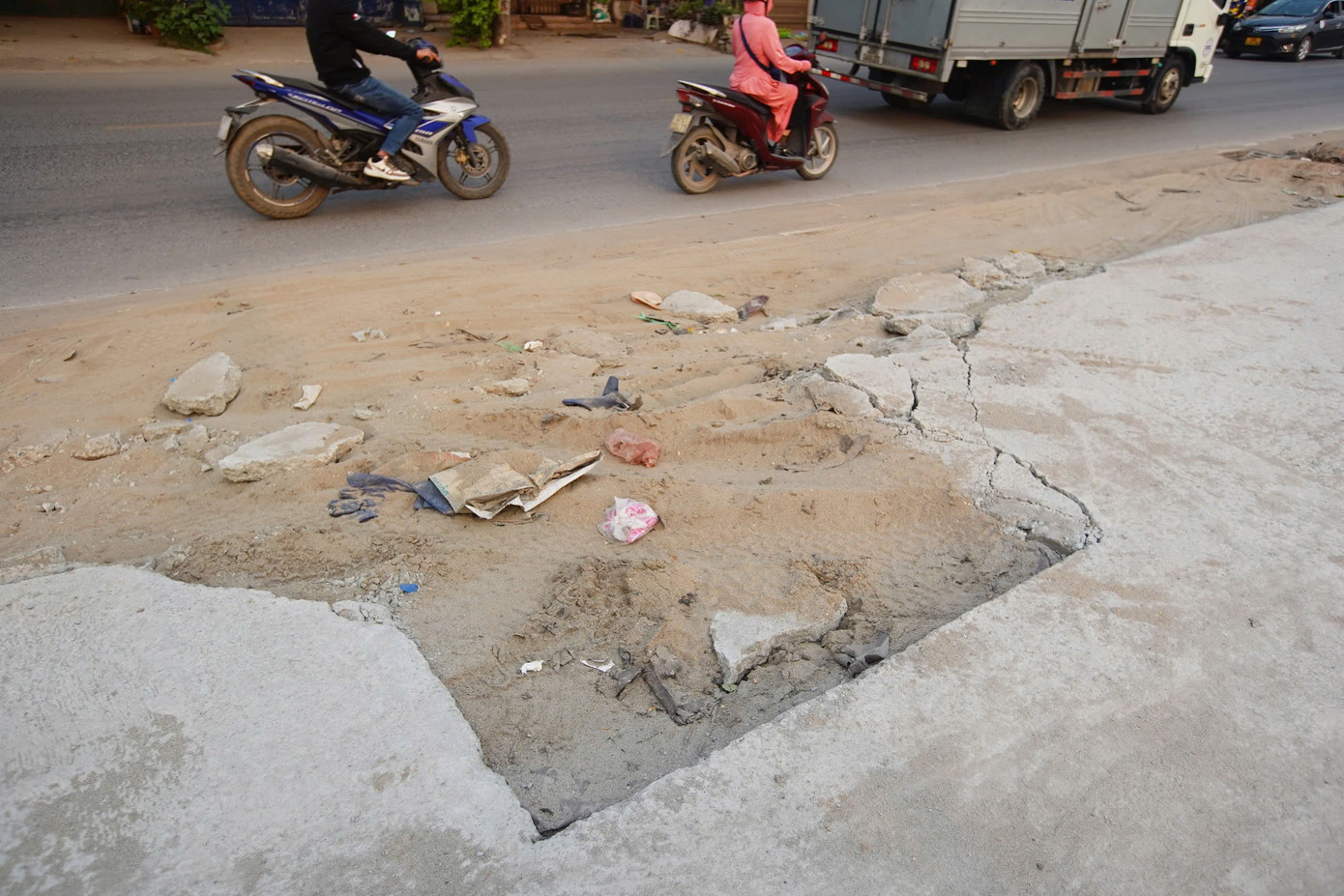 Nhiều đoạn vỉa hè bê tông bị vỡ vụn.