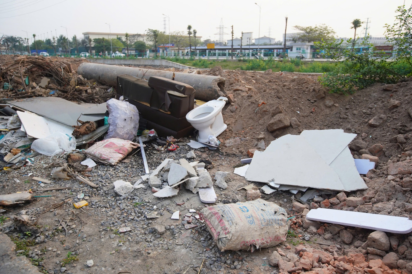 Nhiều đoạn thuộc dự án cải tạo, mở rộng đường Tam Trinh hiện vẫn "nằm chờ", chưa thi công dứt điểm.