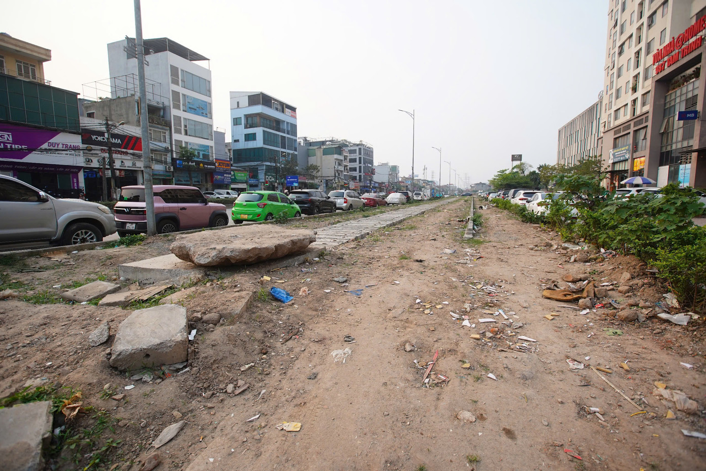 Nhiều đoạn thuộc dự án cải tạo, mở rộng đường Tam Trinh hiện vẫn "nằm chờ", chưa thi công dứt điểm.