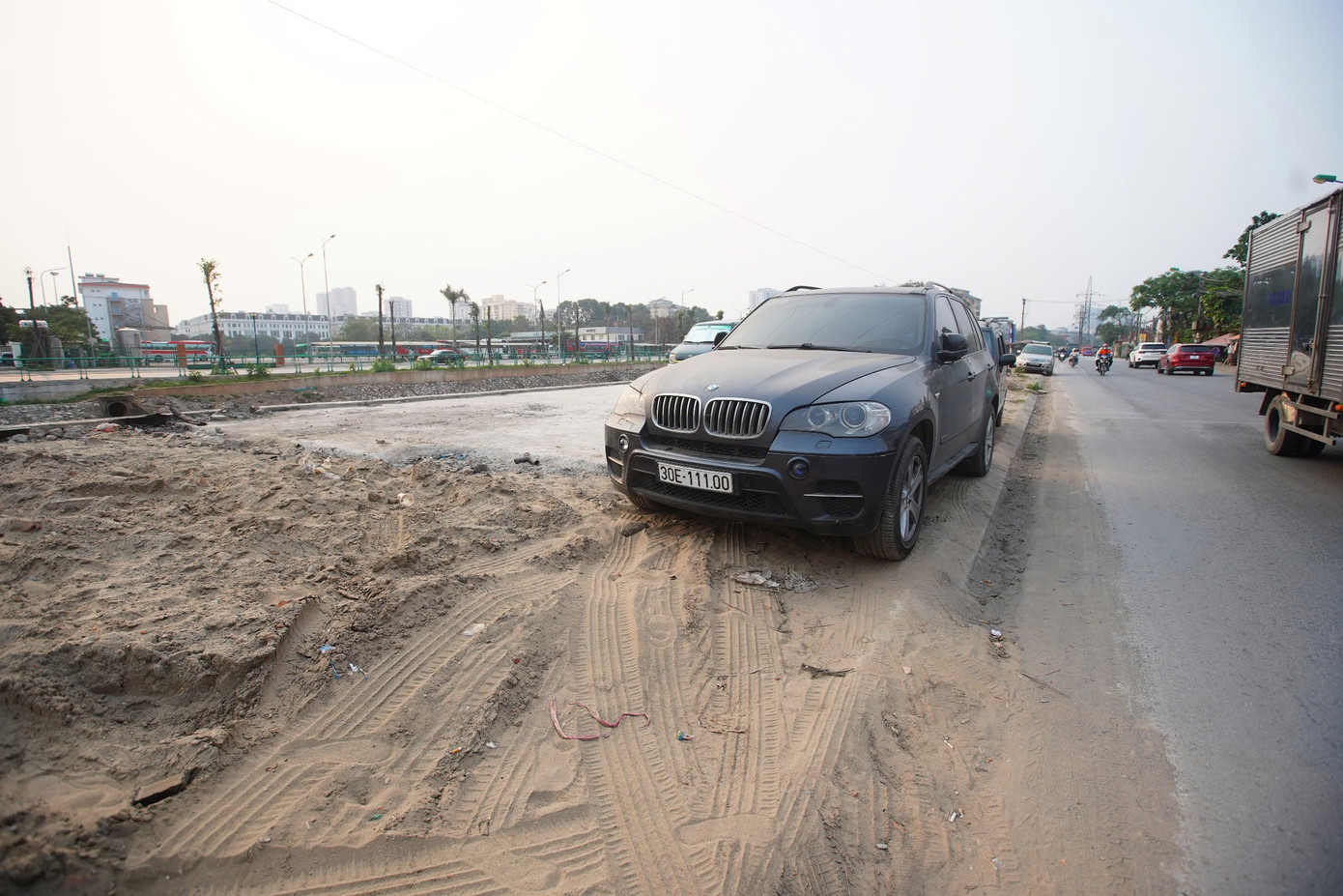 Theo tìm hiểu, được biết, dự án cải tạo mở rộng đường Tam Trinh dự kiến hoàn thành trong năm 2025. Nhiều khu vực thi công dự án phát sinh lượng bụi rất lớn vì không được che chắn, ảnh hưởng nghiêm trọng đến môi trường.