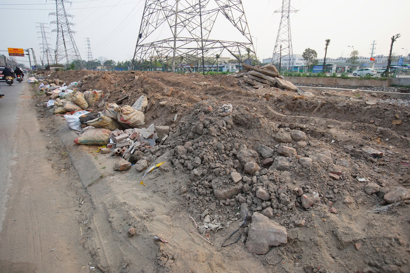 ... xen lẫn nhiều phế thải, rác thải xây dựng, gây ảnh hưởng đến môi trường.