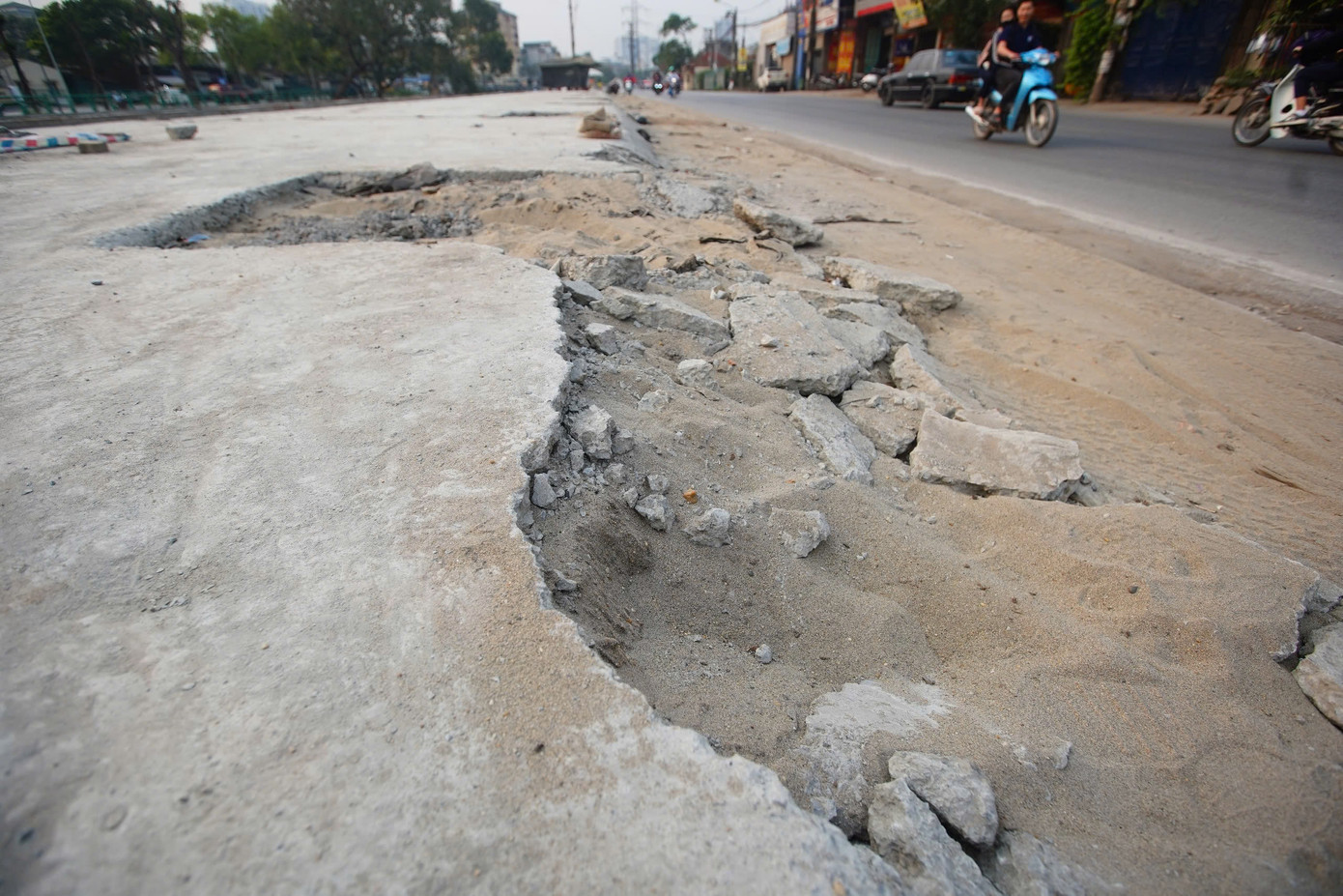 Nhiều đoạn vỉa hè bê tông bị vỡ vụn.