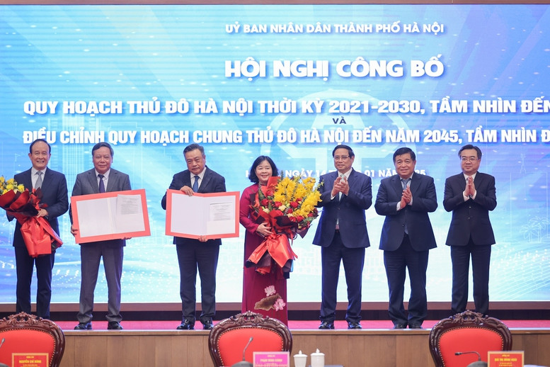 Thủ tướng trao quyết định công bố: Quy hoạch Thủ đô Hà Nội thời kỳ 2021-2030, tầm nhìn đến năm 2050; Điều chỉnh Quy hoạch chung Thủ đô Hà Nội đến năm 2045, tầm nhìn đến năm 2065 cho lãnh đạo thành phố Hà Nội. Ảnh: VGP. Thủ tướng trao quyết định công bố: Quy hoạch Thủ đô Hà Nội thời kỳ 2021-2030, tầm nhìn đến năm 2050; Điều chỉnh Quy hoạch chung Thủ đô Hà Nội đến năm 2045, tầm nhìn đến năm 2065 cho lãnh đạo thành phố Hà Nội. Ảnh: VGP.