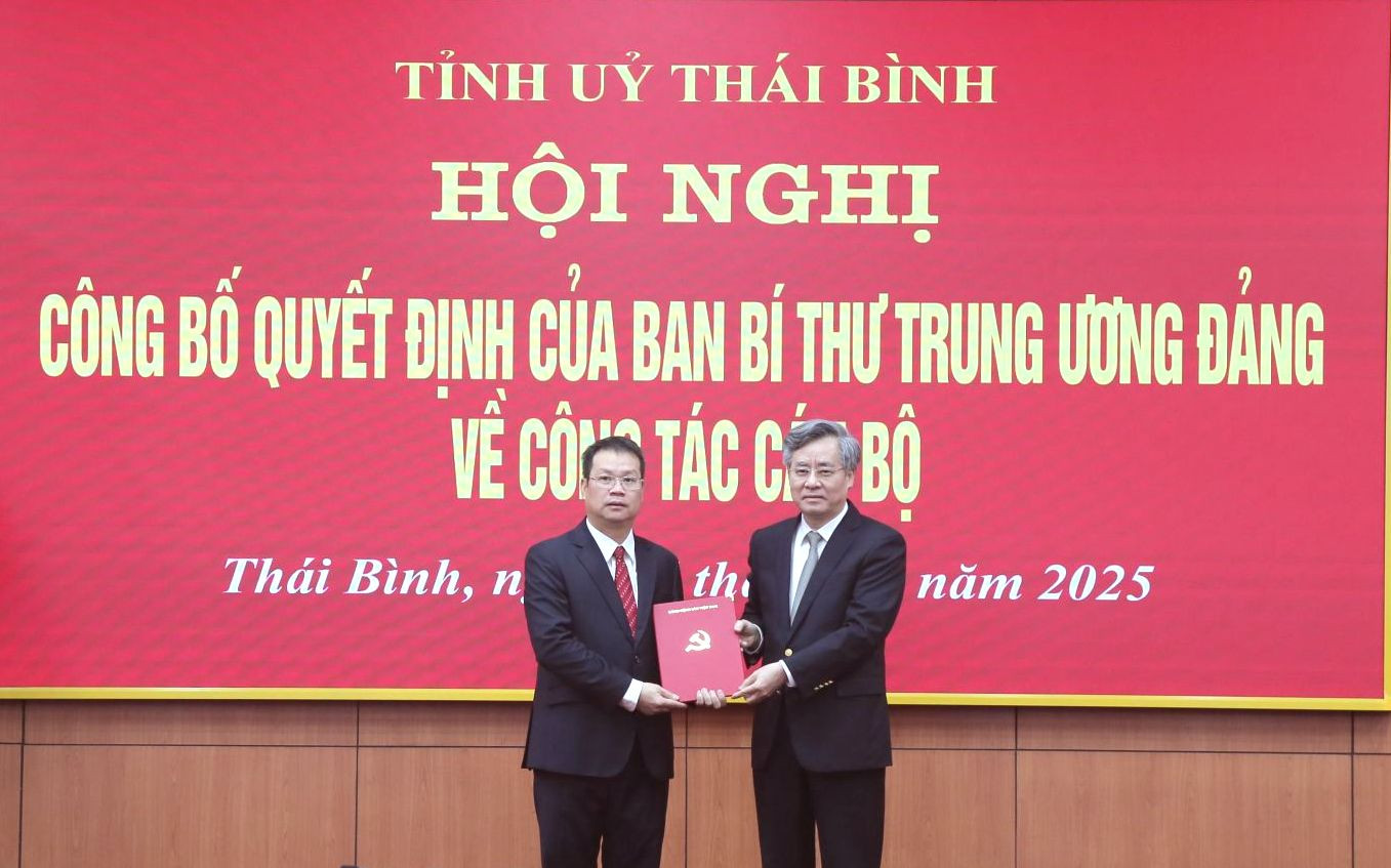 Phó Trưởng Ban Tổ chức Trung ương Nguyễn Quang Dương trao quyết định cho tân Phó Bí thư Tỉnh ủy Thái Bình Nguyễn Mạnh Hùng. Ảnh: Cổng thông tin điện tử Thái Bình.