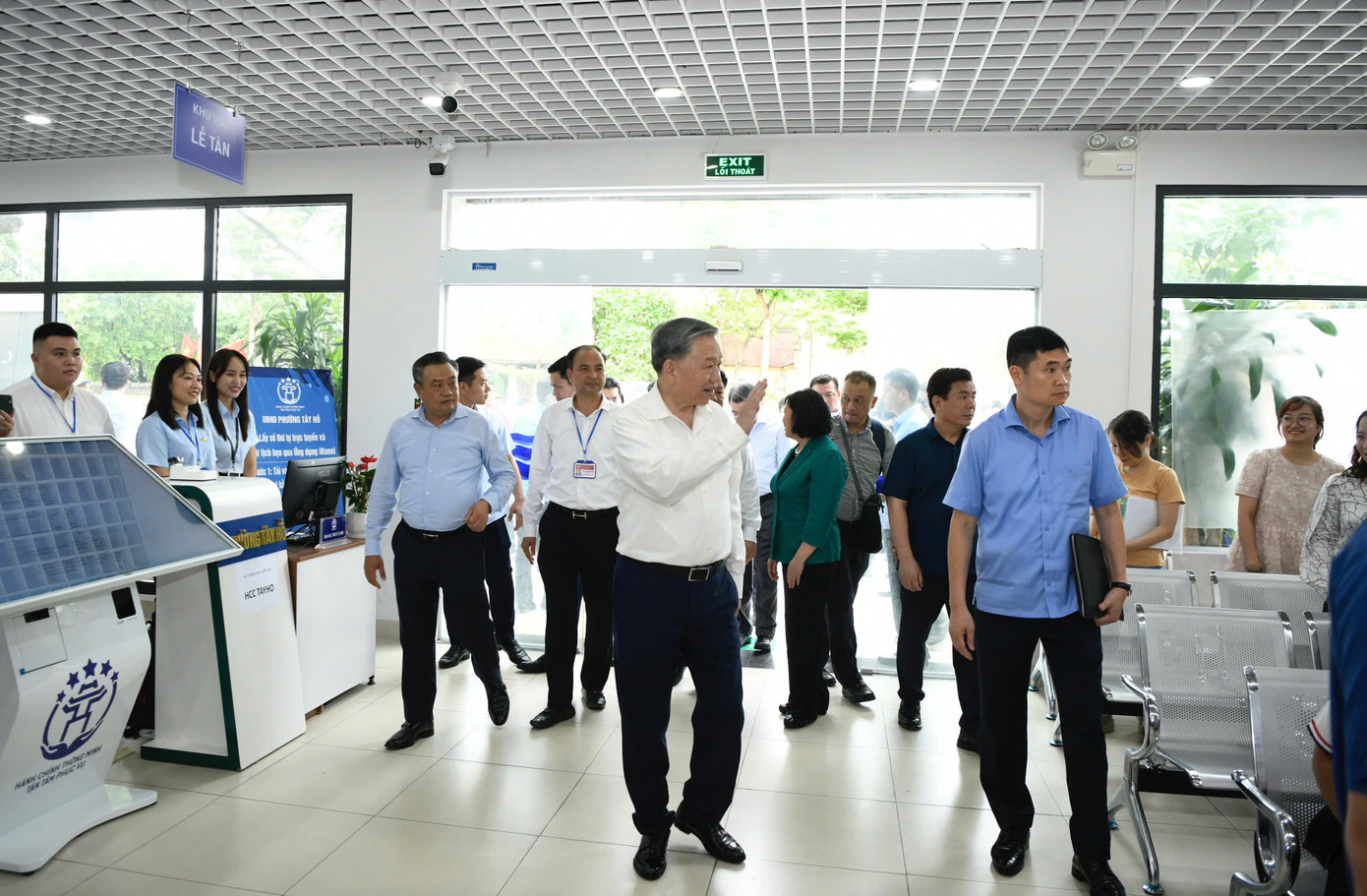 Chiều 1/7, Tổng Bí thư Tô Lâm và đoàn công tác cũng đến thăm, kiểm tra, động viên cán bộ làm việc tại trụ sở UBND phường Tây Hồ. Ảnh: Như Ý.