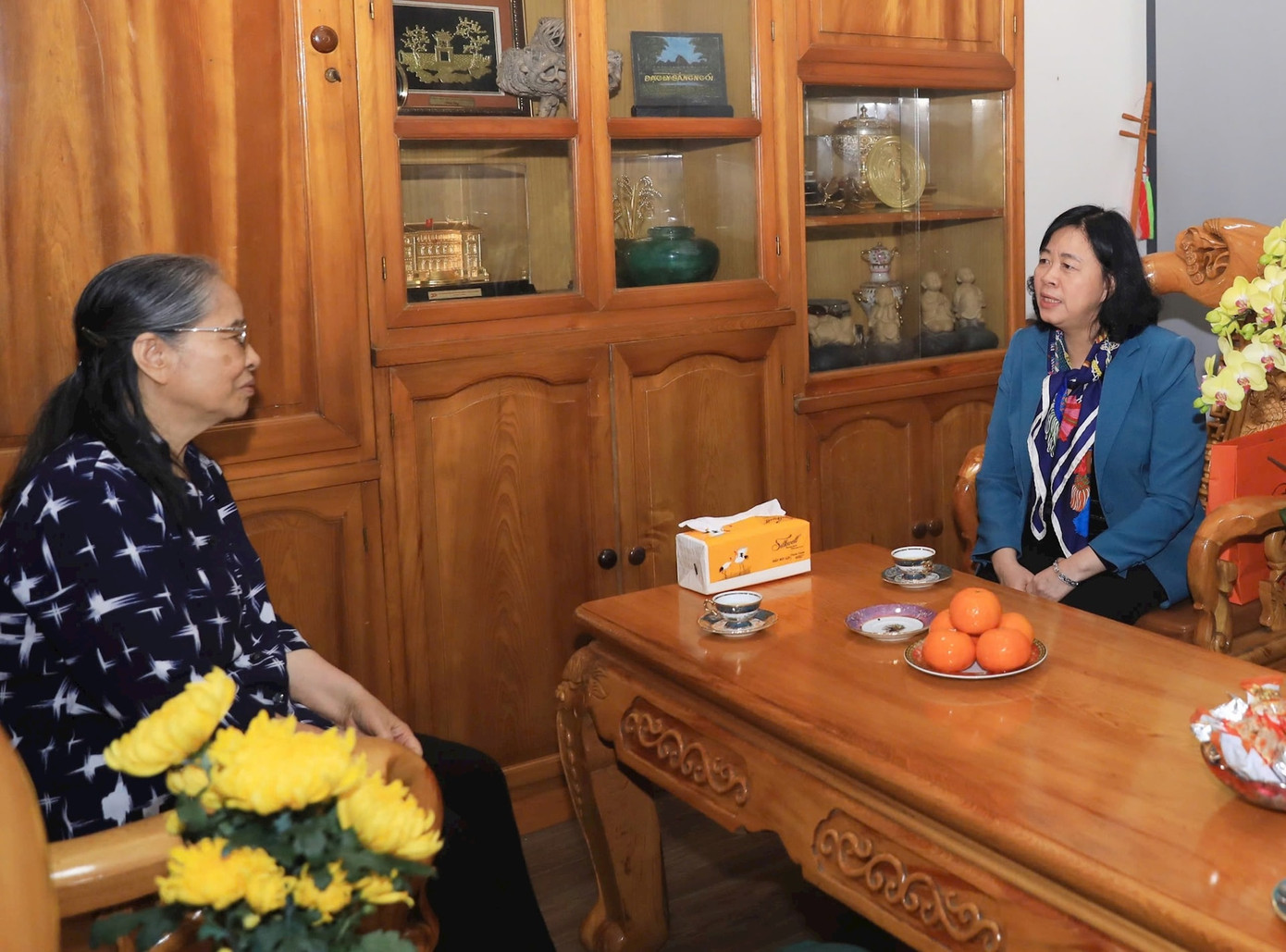 Bí thư Thành ủy Hà Nội Bùi Thị Minh Hoài trò chuyện với phu nhân Ngô Thị Mận. Ảnh: Viết Thành.