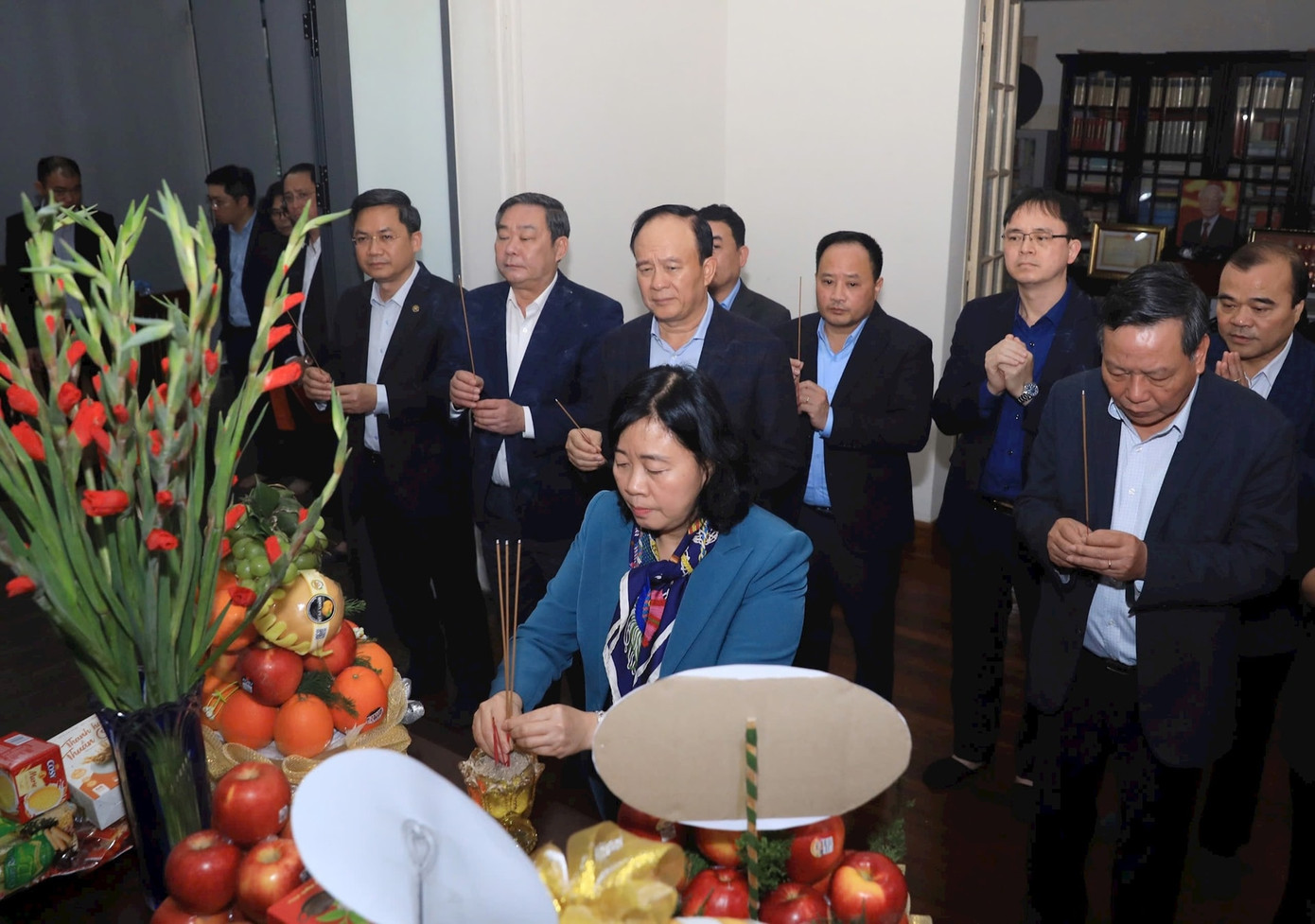 Bí thư Thành ủy Hà Nội Bùi Thị Minh Hoài cùng đoàn dâng hương tưởng nhớ cố Tổng Bí thư Nguyễn Phú Trọng. Ảnh: Viết Thành.