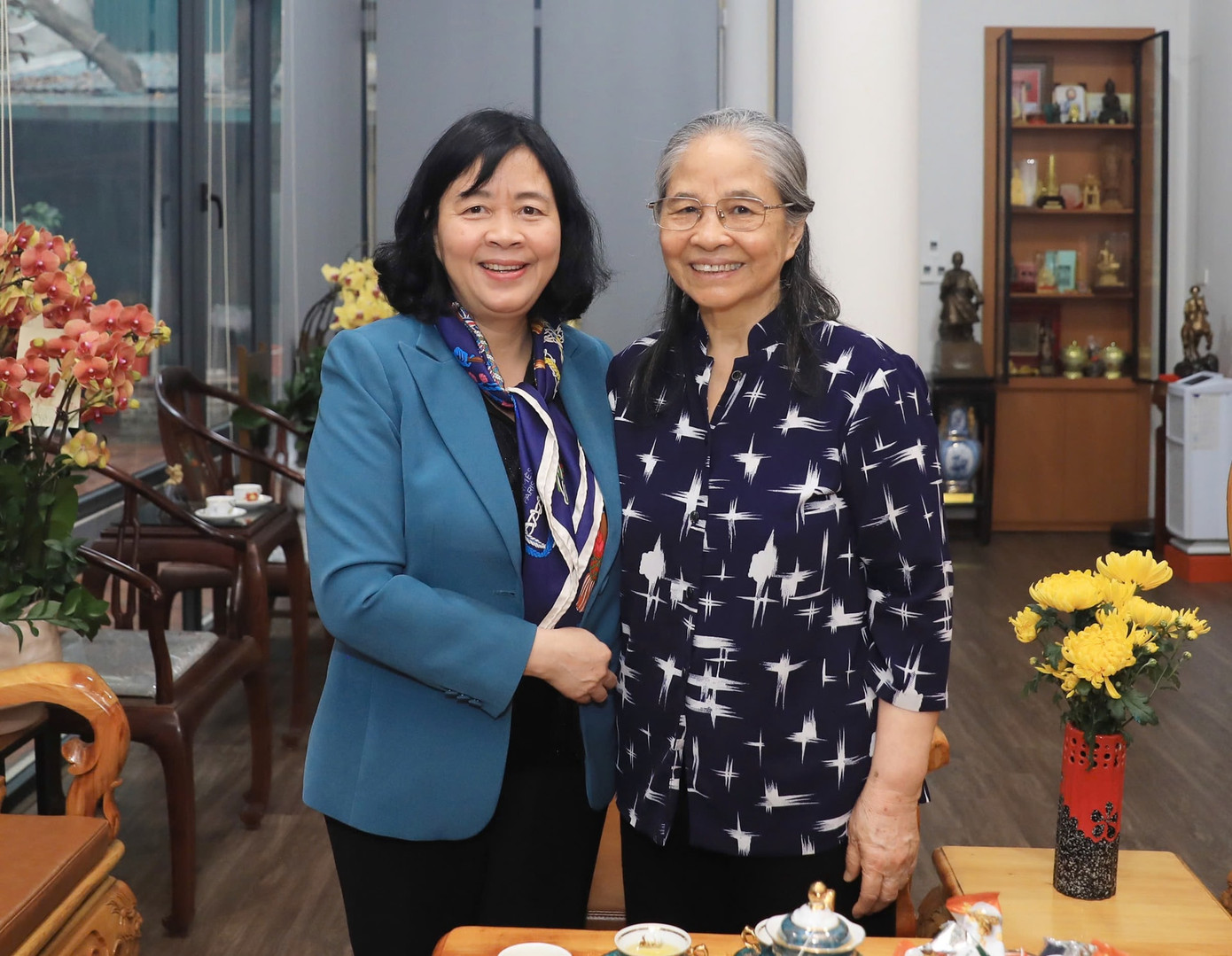 Bí thư Thành ủy Hà Nội Bùi Thị Minh Hoài trò chuyện với phu nhân Ngô Thị Mận. Ảnh: Viết Thành.