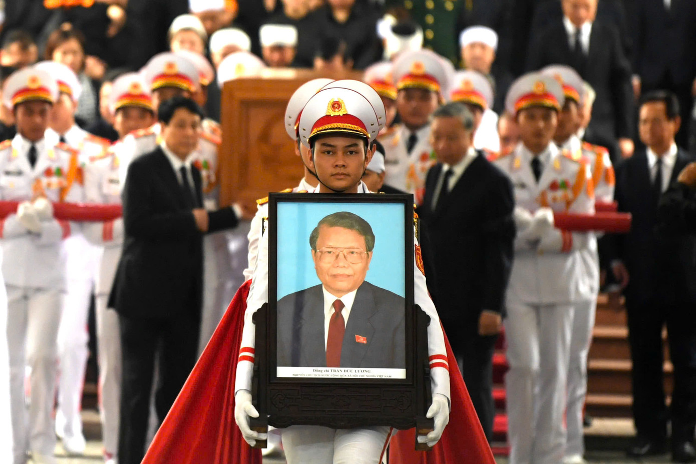Tổng Bí thư Tô Lâm và Chủ tịch nước Lương Cường di chuyển linh cữu đồng chí Trần Đức Lương ra linh xa. Tổng Bí thư Tô Lâm và Chủ tịch nước Lương Cường di chuyển linh cữu đồng chí Trần Đức Lương ra linh xa.