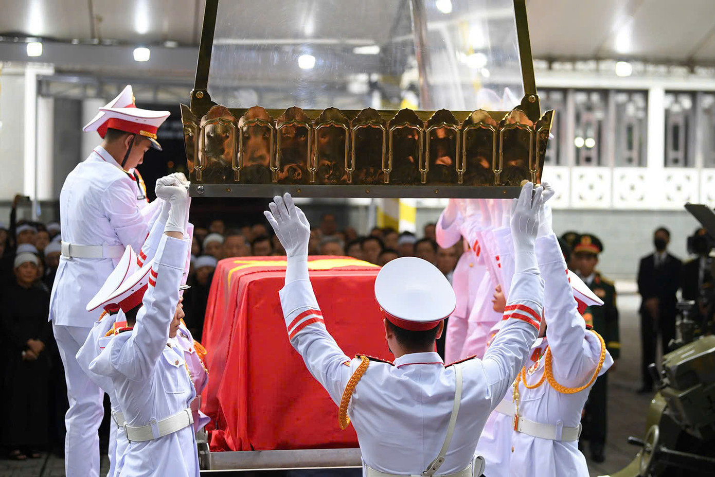 Đội nghi lễ phủ cờ Tổ quốc lên linh cữu, đặt linh cữu lên linh xa, chuẩn bị di chuyển về quê hương của đồng chí Trần Đức Lương - tỉnh Quảng Ngãi. Đội nghi lễ phủ cờ Tổ quốc lên linh cữu, đặt linh cữu lên linh xa, chuẩn bị di chuyển về quê hương của đồng chí Trần Đức Lương - tỉnh Quảng Ngãi.