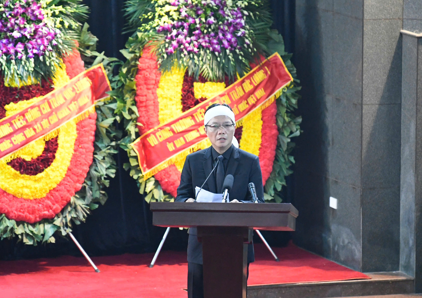 Lễ truy điệu nguyên Chủ tịch nước Trần Đức Lương cũng được cử hành đồng thời tại TPHCM và tỉnh Quảng Ngãi. Tại Hà Nội, ông Trần Tuấn Anh - con trai nguyên Chủ tịch nước Trần Đức Lương - thay mặt gia đình phát biểu đáp từ tại lễ truy điệu. Lễ truy điệu nguyên Chủ tịch nước Trần Đức Lương cũng được cử hành đồng thời tại TPHCM và tỉnh Quảng Ngãi. Tại Hà Nội, ông Trần Tuấn Anh - con trai nguyên Chủ tịch nước Trần Đức Lương - thay mặt gia đình phát biểu đáp từ tại lễ truy điệu.