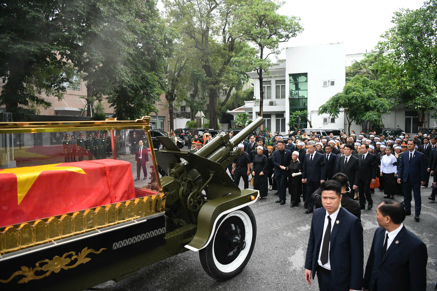 Các lãnh đạo, nguyên lãnh đạo Đảng, Nhà nước và gia đình tiễn biệt đồng chí Trần Đức Lương. Các lãnh đạo, nguyên lãnh đạo Đảng, Nhà nước và gia đình tiễn biệt đồng chí Trần Đức Lương.